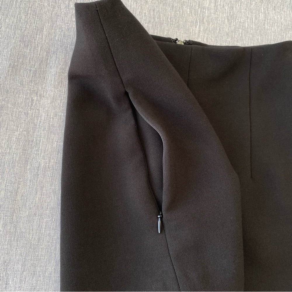 Aritzia Wilfred | Minimalist High-Waist Tailored Shorts Black - Picture 8 of 11